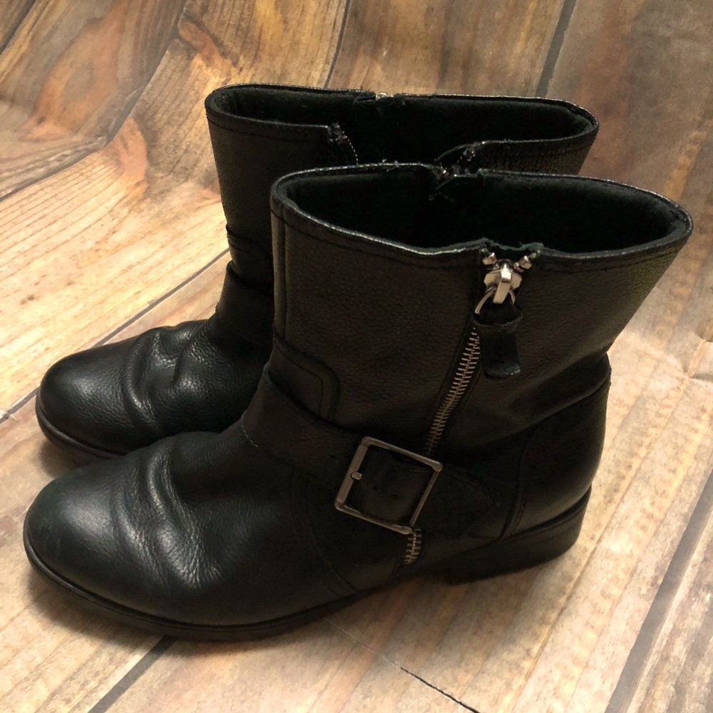 Clarks black leather boot with chrome hardware size 7.5 barely worn